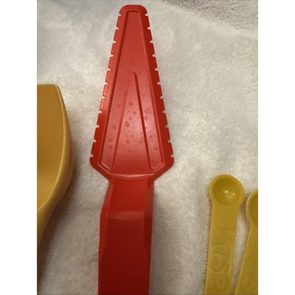 TUPPERWARE Vintage 12 Piece Lot-Pie Slicer, Scoops, and Measuring Spoons
